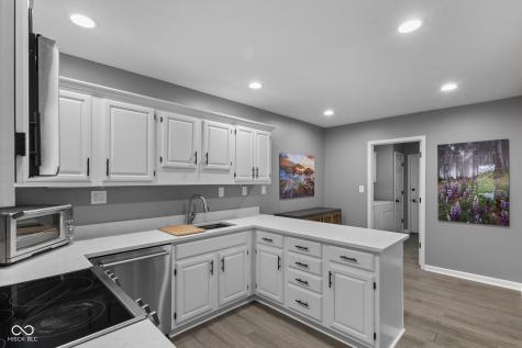 8103 Clearwater Parkway Indianapolis IN 46240