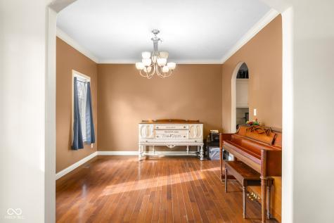 1935 Brookfield Court Columbus IN 47201