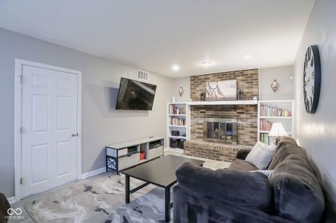 8466 Hill Pine Court Indianapolis IN 46227