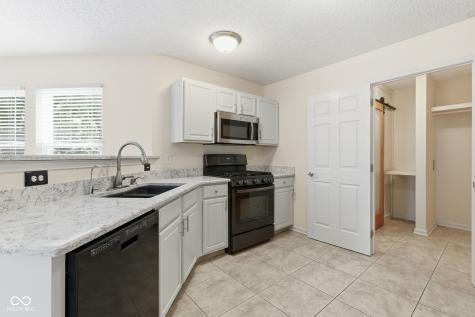 10215 Lothbury Circle Fishers IN 46037