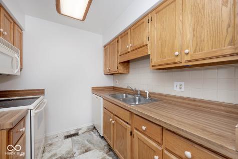 575 Lockerbie Circle S Indianapolis IN 46202