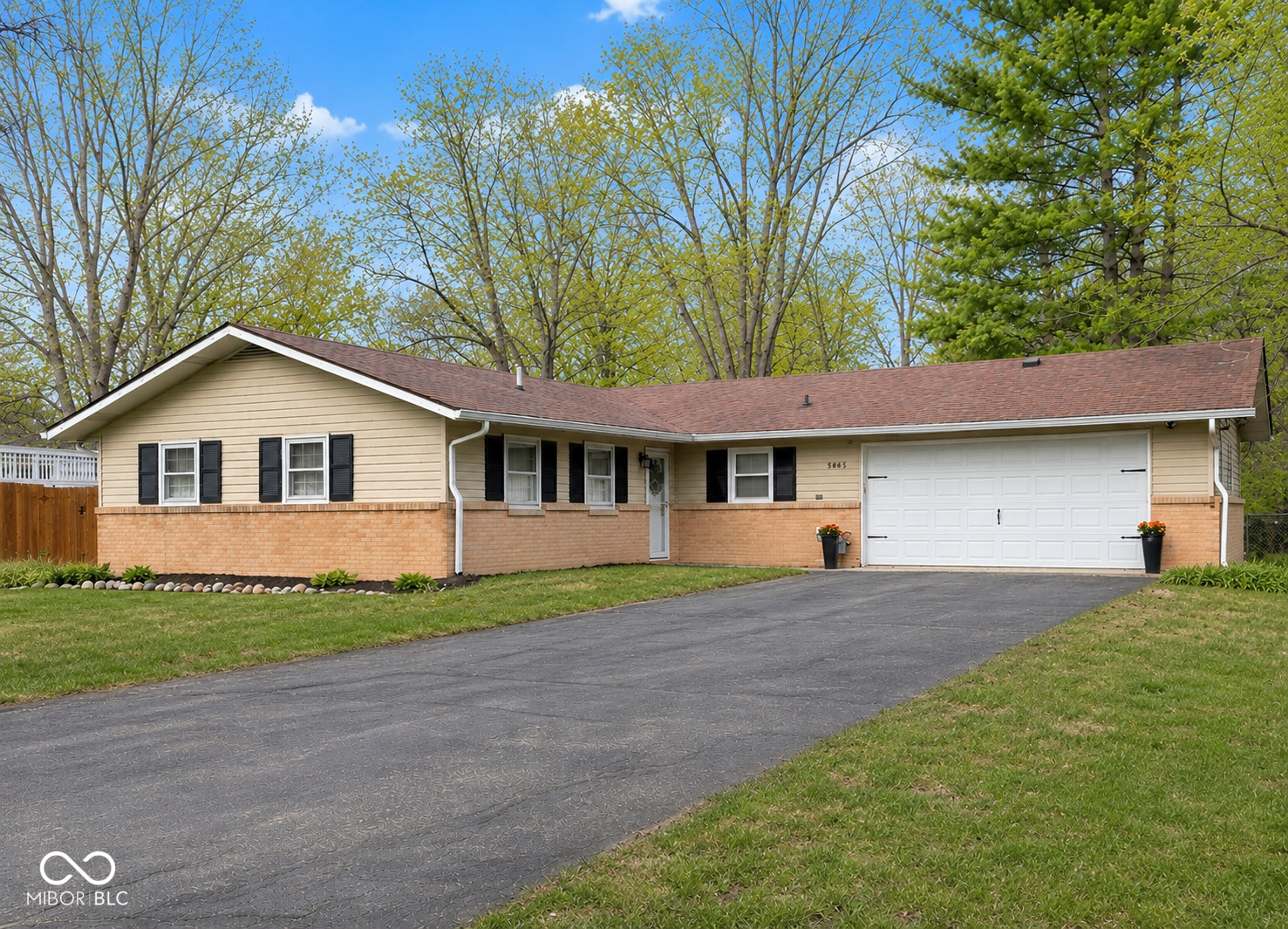 8061 Folkstone Road Indianapolis IN 46268