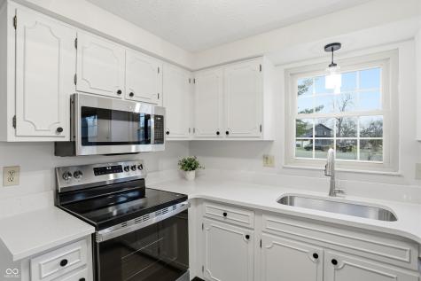 744 Sunblest Boulevard Fishers IN 46038