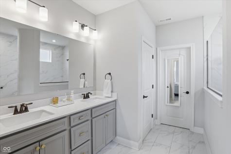 5166 Peachtree Road Zionsville IN 46077