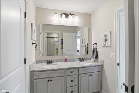 5166 Peachtree Road Zionsville IN 46077