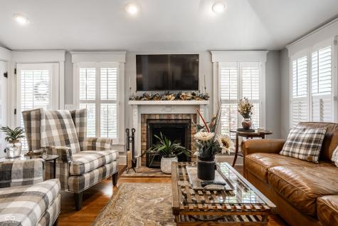 190 N Main Street Zionsville IN 46077
