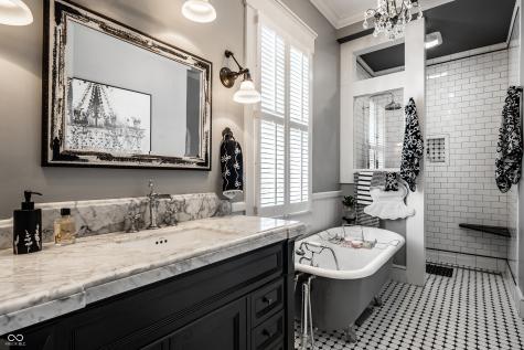 190 N Main Street Zionsville IN 46077