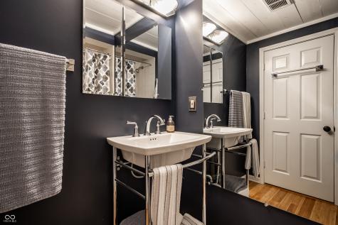 190 N Main Street Zionsville IN 46077