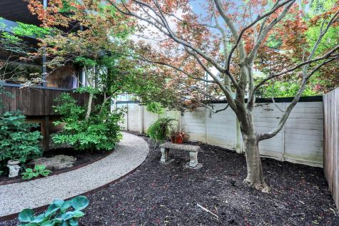 496 N Maple Street Zionsville IN 46077