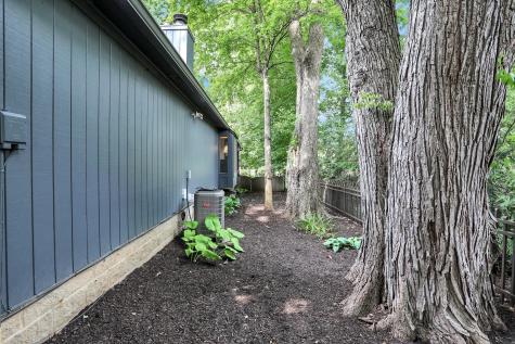 496 N Maple Street Zionsville IN 46077