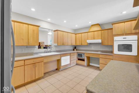 2202 Peartree Court Columbus IN 47201