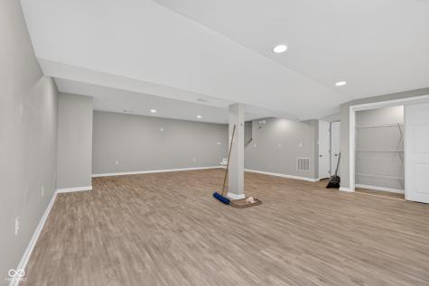 8025 Winterset Circle Indianapolis IN 46214