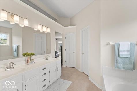 8392 Eastbay Drive Indianapolis IN 46236