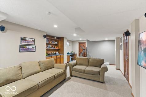8392 Eastbay Drive Indianapolis IN 46236