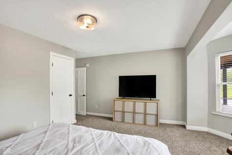 1933 S 825 E Zionsville IN 46077