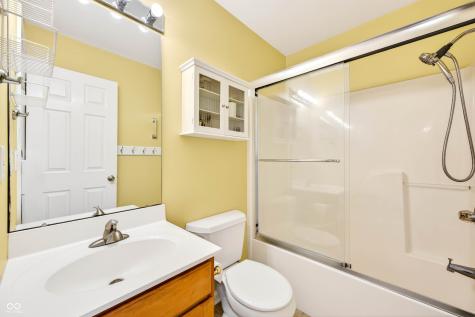 5621 Black Oak Drive Columbus IN 47201