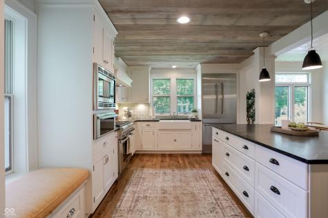 420 W Pine Street Zionsville IN 46077