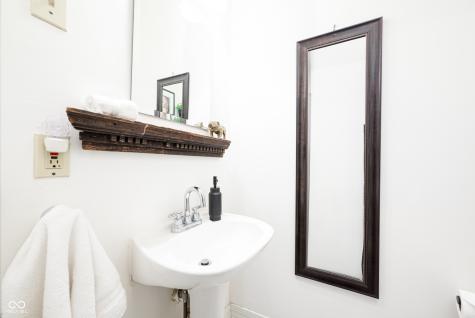 365 W Cedar Street Zionsville IN 46077