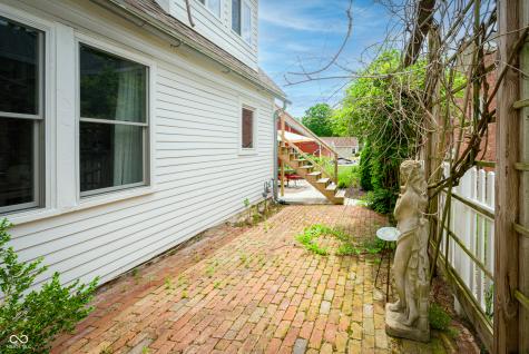 365 W Cedar Street Zionsville IN 46077