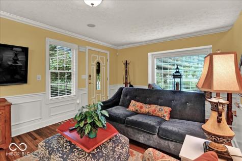 985 W Oak Street Zionsville IN 46077