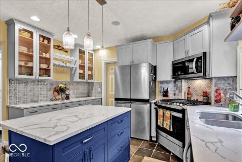 985 W Oak Street Zionsville IN 46077