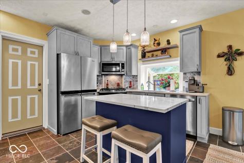 985 W Oak Street Zionsville IN 46077