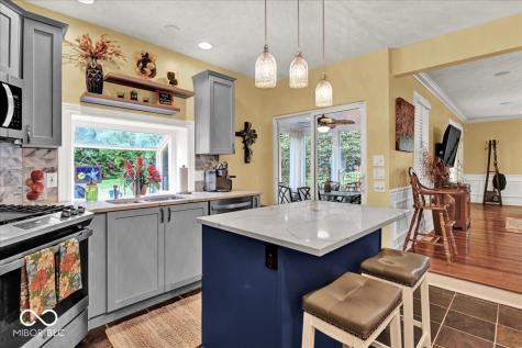 985 W Oak Street Zionsville IN 46077