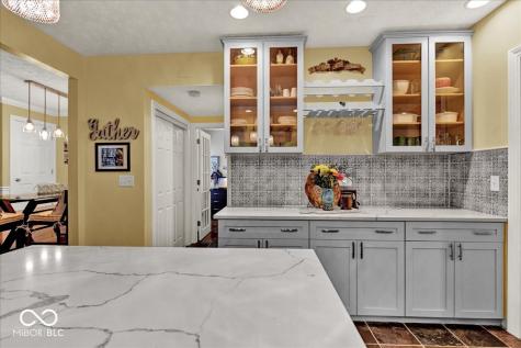 985 W Oak Street Zionsville IN 46077