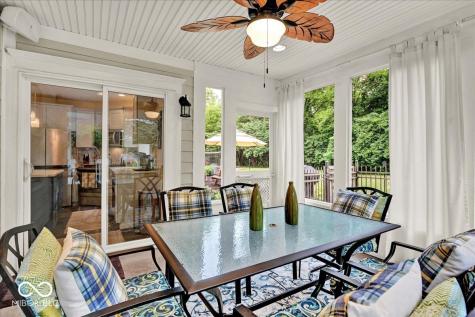 985 W Oak Street Zionsville IN 46077