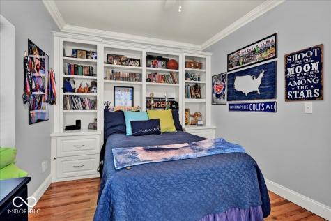 985 W Oak Street Zionsville IN 46077