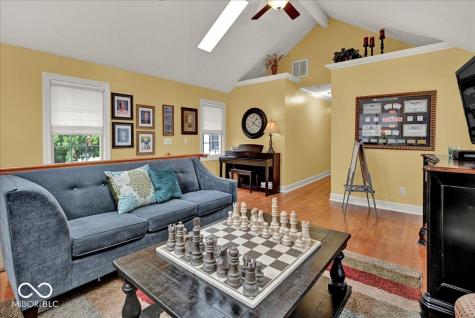 985 W Oak Street Zionsville IN 46077