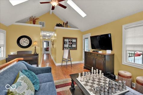 985 W Oak Street Zionsville IN 46077