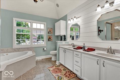 985 W Oak Street Zionsville IN 46077