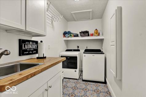 985 W Oak Street Zionsville IN 46077
