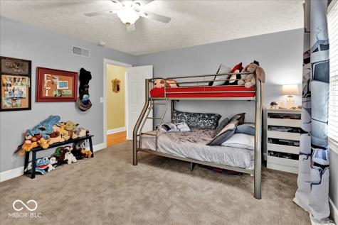 985 W Oak Street Zionsville IN 46077