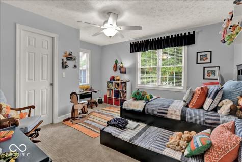 985 W Oak Street Zionsville IN 46077