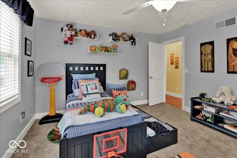 985 W Oak Street Zionsville IN 46077