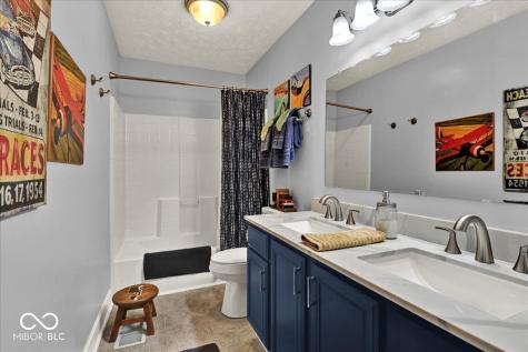 985 W Oak Street Zionsville IN 46077