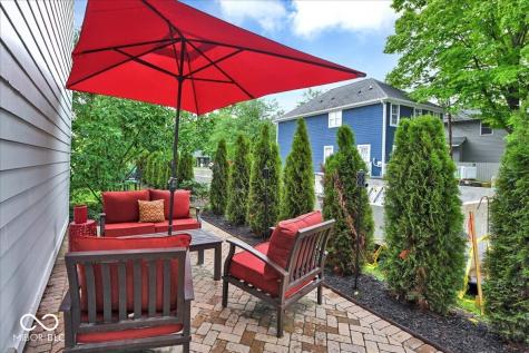 985 W Oak Street Zionsville IN 46077