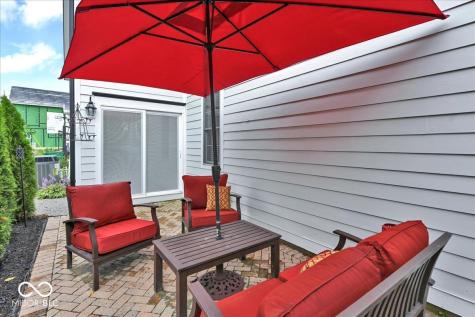 985 W Oak Street Zionsville IN 46077