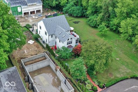 985 W Oak Street Zionsville IN 46077