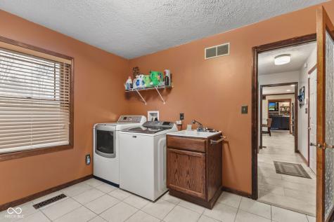 9011 Seabreeze Court Indianapolis IN 46256