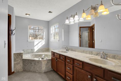 1498 Macintosh Court Avon IN 46123