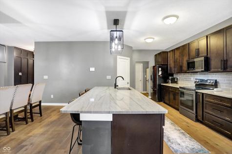 1664 Woodside Circle Franklin IN 46131