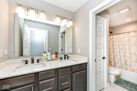 10627 Oak Bend Boulevard Indianapolis IN 46239
