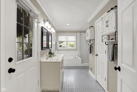 340 W Poplar Street Zionsville IN 46077