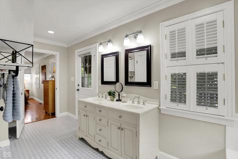 340 W Poplar Street Zionsville IN 46077