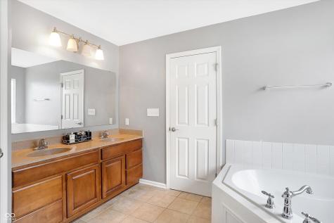 6246 N Woods Edge Drive Mccordsville IN 46055