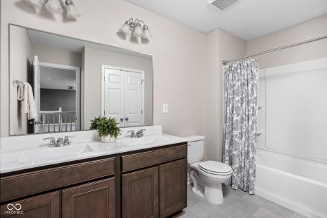 8180 Shaldon Court Zionsville IN 46077