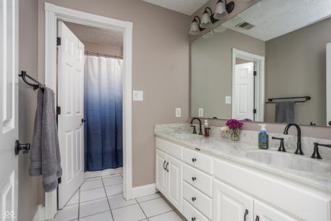 9904 Oak Ridge Drive Zionsville IN 46077